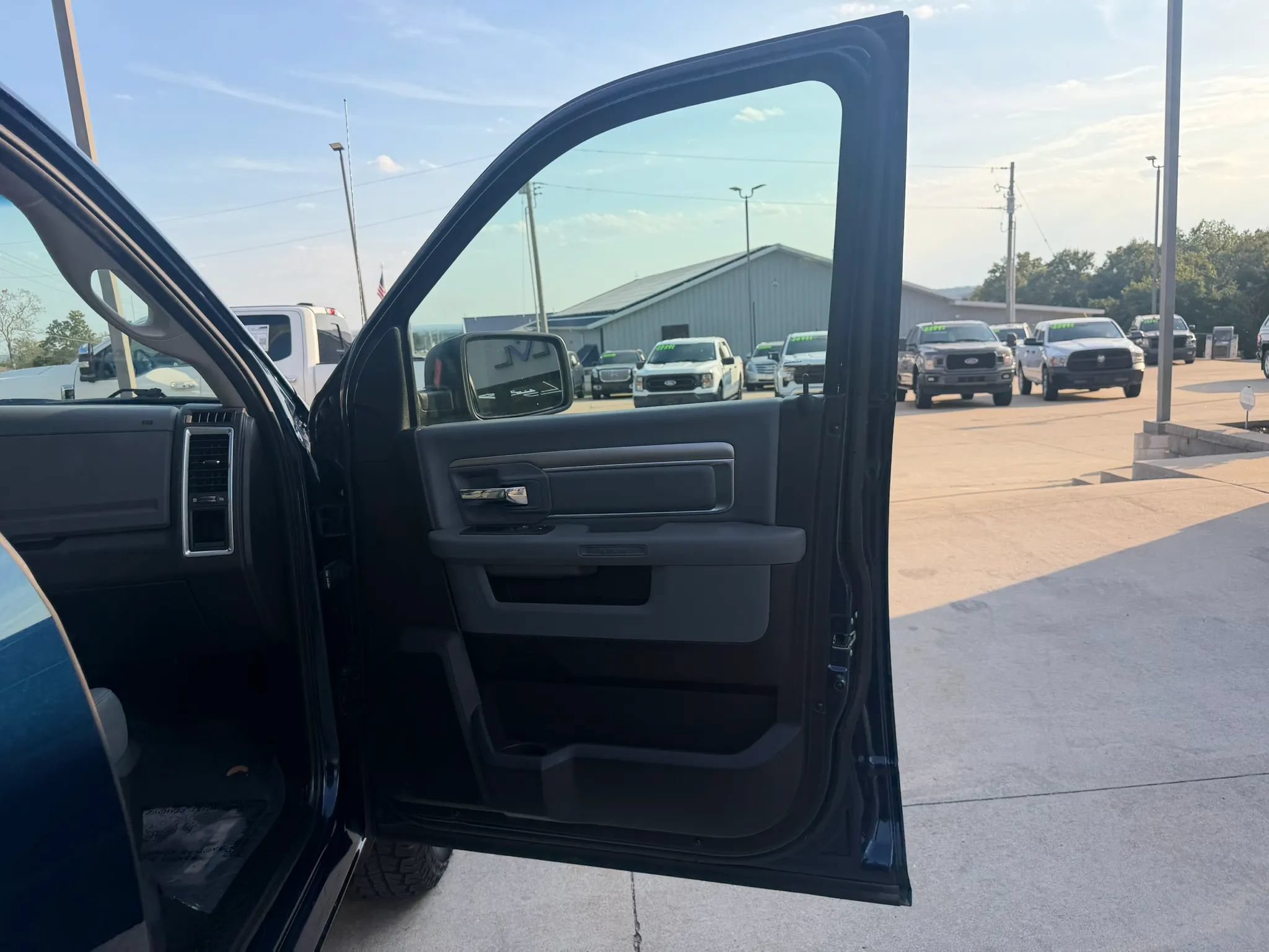 Used 2020 RAM 1500 Classic SLT AWD/4WD image 45