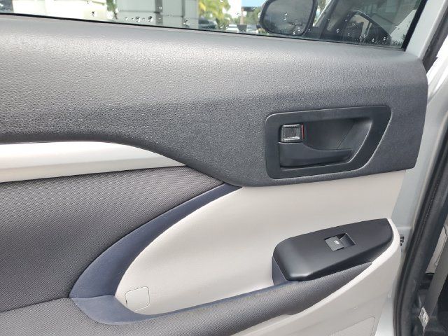 Used 2019 Toyota Highlander LE FWD image 11