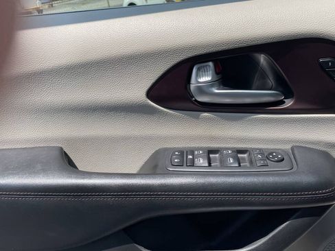 Used 2020 Chrysler Pacifica Limited FWD image 18