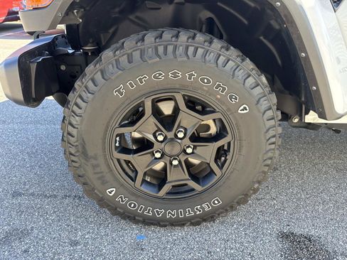 Used 2021 Jeep Gladiator Willys image 10