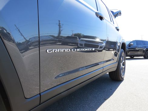 New 2025 Jeep Grand Cherokee Limited w/ Trailer Tow Package image 13