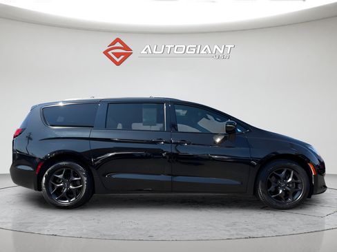 Used 2020 Chrysler Pacifica Limited FWD image 14