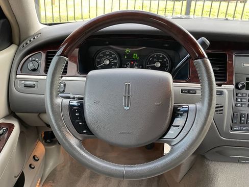 Used 2006 Lincoln Town Car Signature Limited image 27