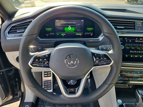 Certified 2022 Volkswagen Tiguan SE R-Line FWD image 18