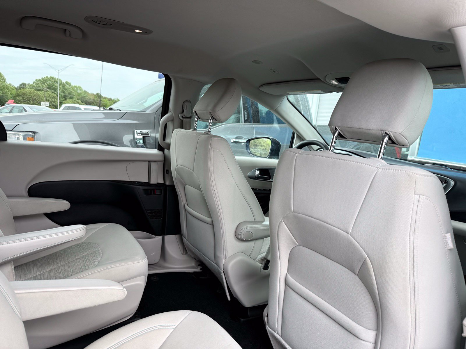 Used 2018 Chrysler Pacifica Touring Plus FWD image 26
