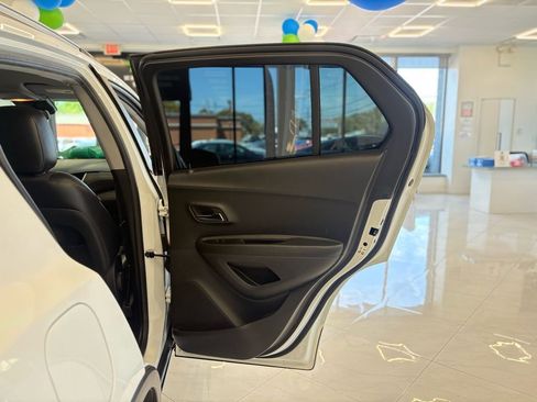Used 2019 Chevrolet Trax LT w/ LT Convenience Package AWD/4WD image 38