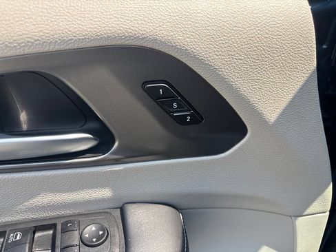 Used 2024 Chrysler Pacifica Limited FWD image 15