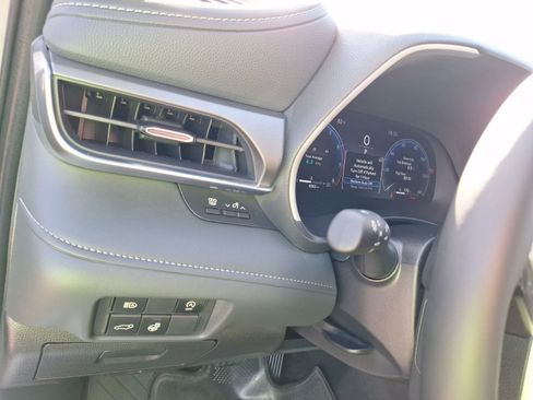 Used 2025 Toyota Highlander Limited image 18