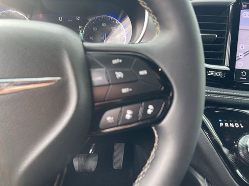 Used 2025 Chrysler Pacifica Limited image 27