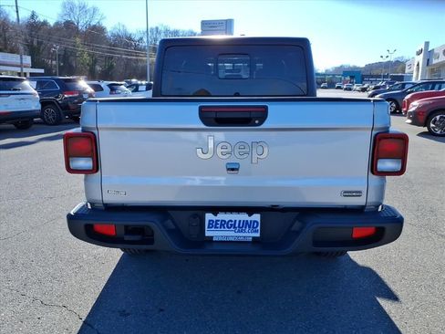 Used 2023 Jeep Gladiator Overland w/ Cold Weather Group image 5