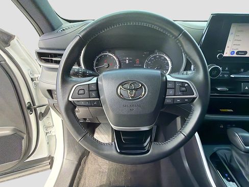 Used 2023 Toyota Highlander FWD image 41