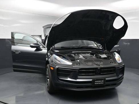 Used 2025 Porsche Macan AWD/4WD image 34