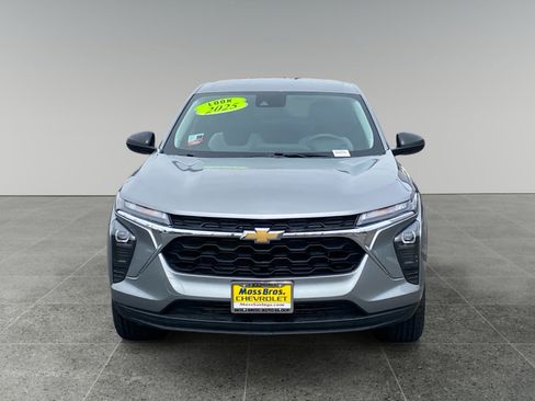 Used 2025 Chevrolet Trax LS FWD image 8