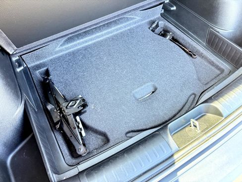 Used 2019 Jeep Cherokee Latitude Plus w/ Comfort/Convenience Group image 36