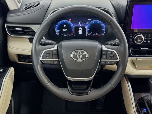 Used 2024 Toyota Highlander Limited image 36