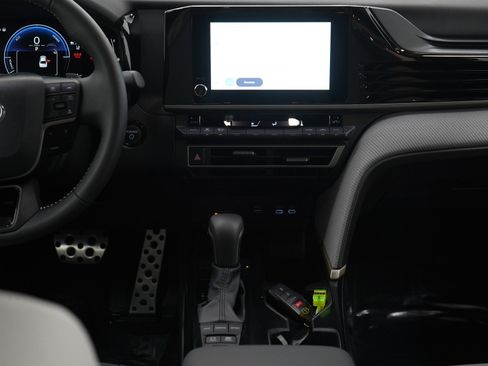 Used 2025 Toyota Camry SE image 14