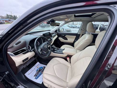 Used 2022 Toyota Highlander XLE image 19