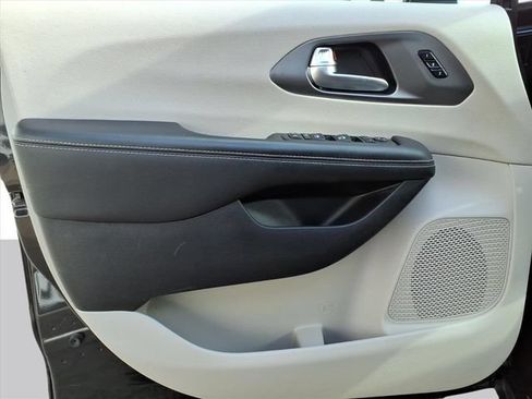 Used 2023 Chrysler Pacifica Touring-L FWD image 10