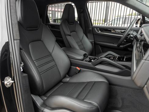 New 2025 Porsche Cayenne Turbo AWD/4WD image 45
