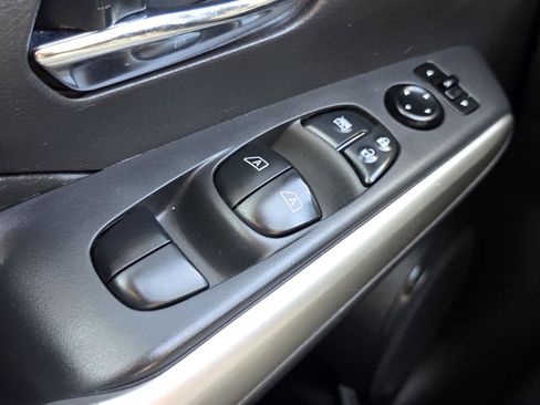 Used 2019 Nissan Kicks SR w/ SR Premium Package FWD image 9