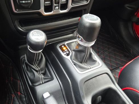 Used 2018 Jeep Wrangler Unlimited Sahara w/ Cold Weather Group image 30