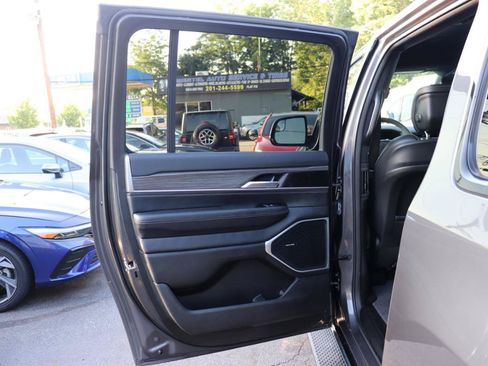 Used 2024 Jeep Wagoneer L Series III w/ Flexible Seating Group AWD/4WD image 32