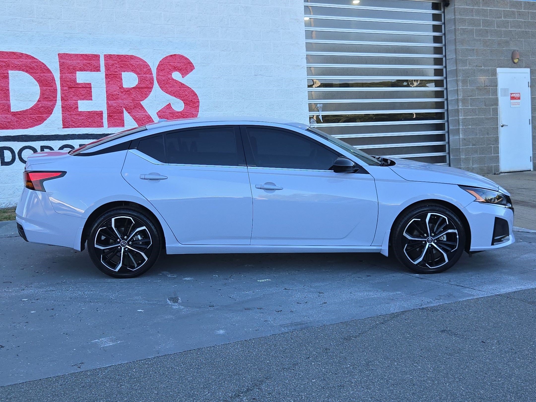 Used 2025 Nissan Altima 2.5 SR AWD/4WD image 8