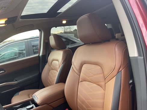 Used 2025 Nissan Pathfinder Platinum image 9