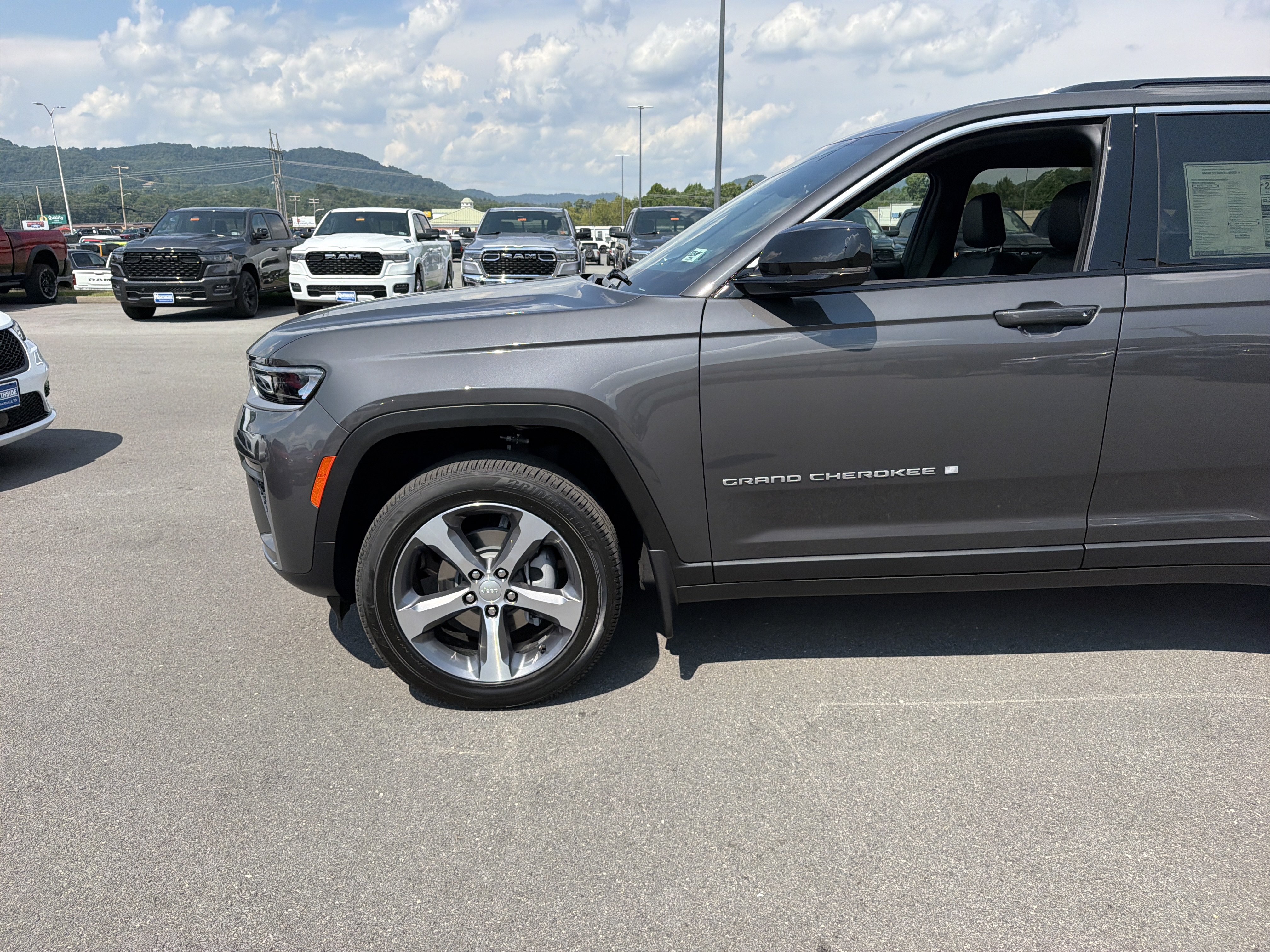 New 2026 Jeep Grand Cherokee Limited AWD/4WD image 11