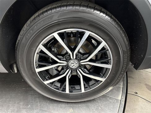 Used 2021 Volkswagen Tiguan SE w/ Panoramic Sunroof Package image 27