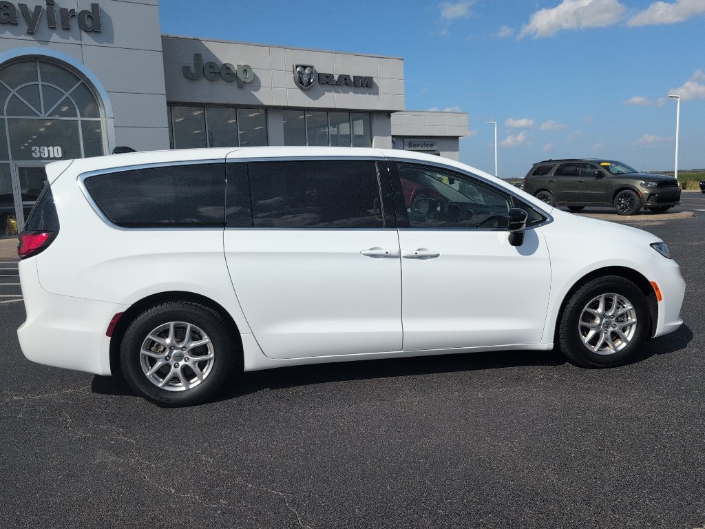 Used 2024 Chrysler Pacifica Touring-L FWD image 8