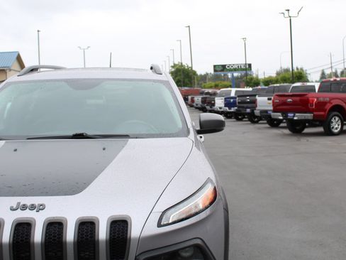 Used 2018 Jeep Cherokee Trailhawk w/ Comfort/Convenience Group AWD/4WD image 11