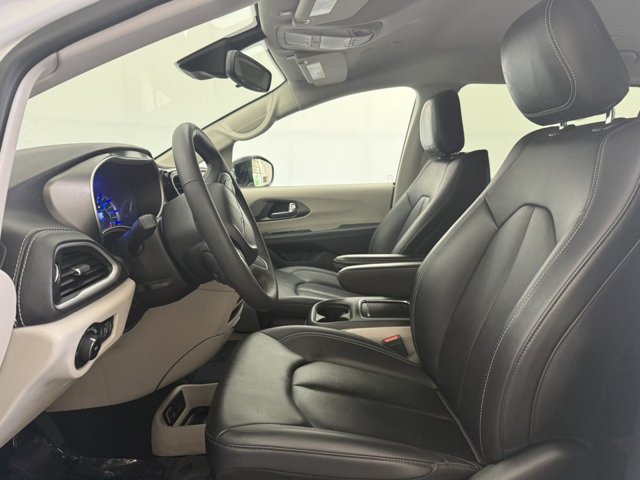 Used 2024 Chrysler Pacifica Limited FWD image 15
