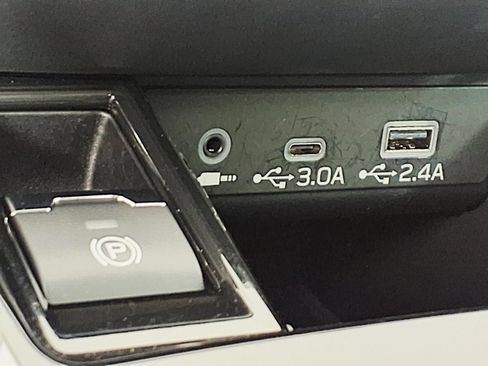 Used 2025 Subaru Outback Premium AWD/4WD image 16