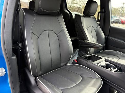 New 2026 Chrysler Pacifica Limited w/ Uconnect Theater Family Group AWD/4WD image 16