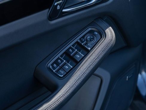 Certified 2025 Porsche Macan image 21