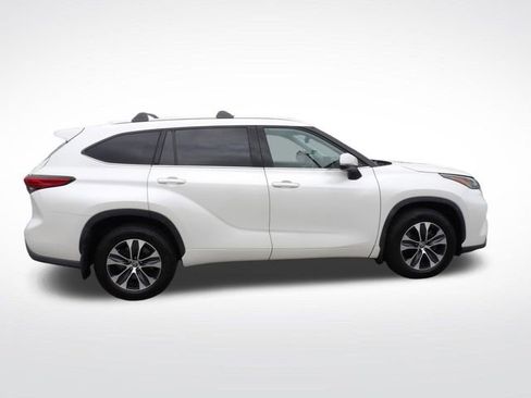 Used 2021 Toyota Highlander XLE AWD/4WD image 11