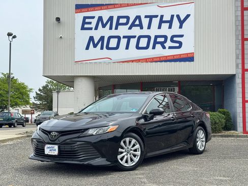 Used 2018 Toyota Camry LE FWD image 1