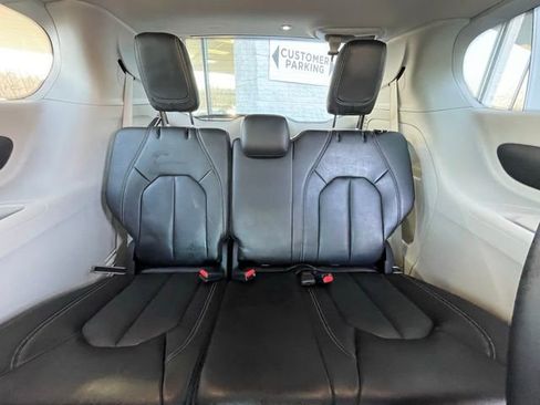 Used 2023 Chrysler Pacifica Touring-L FWD image 27