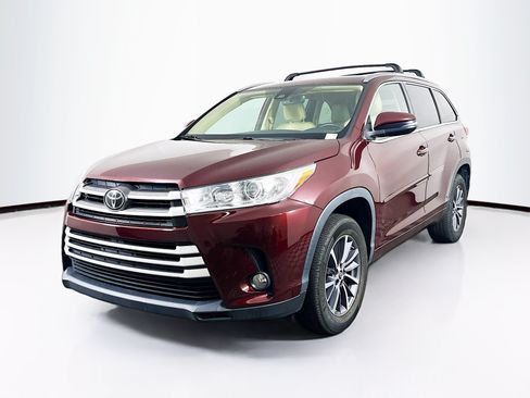 Used 2018 Toyota Highlander XLE FWD image 3