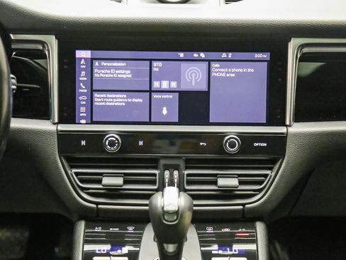 Certified 2022 Porsche Macan AWD/4WD image 17