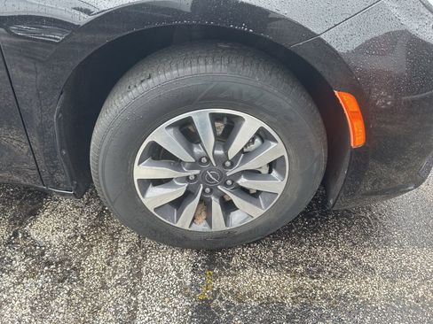 Used 2024 Chrysler Pacifica Select image 8