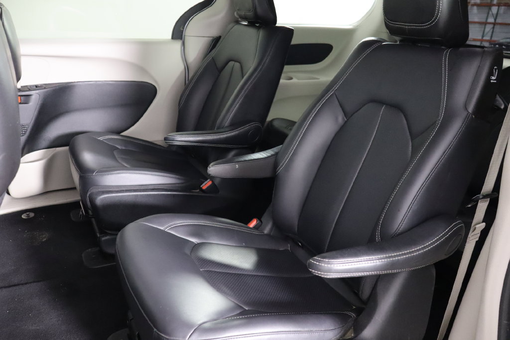 Used 2024 Chrysler Pacifica Limited FWD image 16