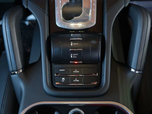 Used 2017 Porsche Cayenne S image 24