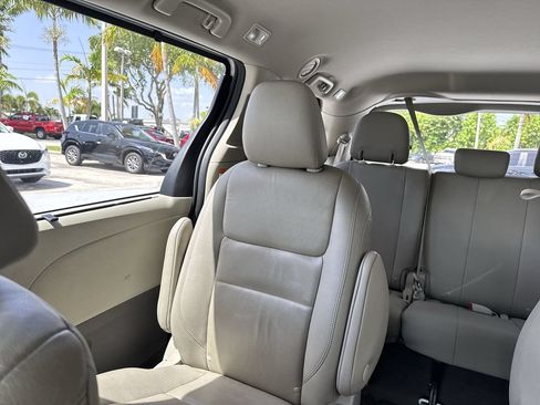Used 2020 Toyota Sienna XLE w/ XLE Navigation Package FWD image 17