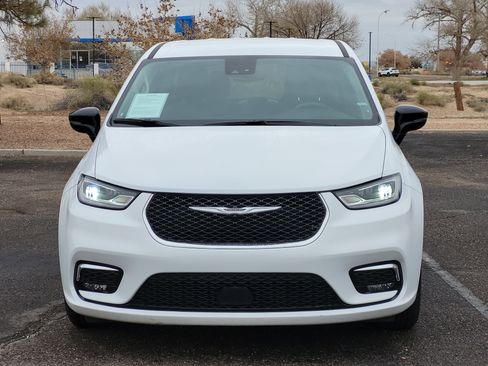 Used 2024 Chrysler Pacifica Touring-L image 9