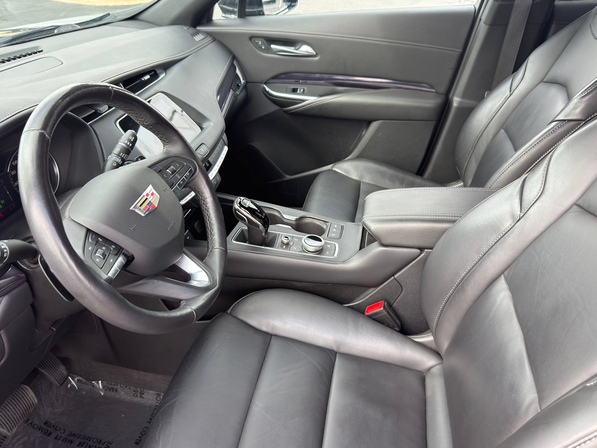 Used 2023 Cadillac XT4 Luxury w/ Cold Weather Package FWD image 11