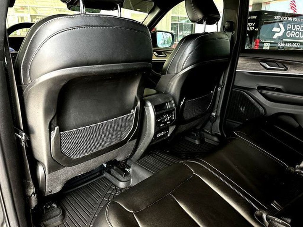 Used 2025 Jeep Grand Cherokee Limited w/ Black Appearance Package AWD/4WD image 19