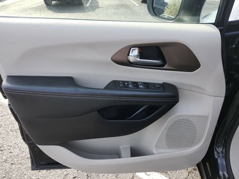 Used 2022 Chrysler Voyager LX FWD image 18