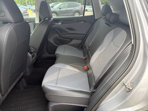 Used 2025 Volkswagen Tiguan SE AWD/4WD image 17